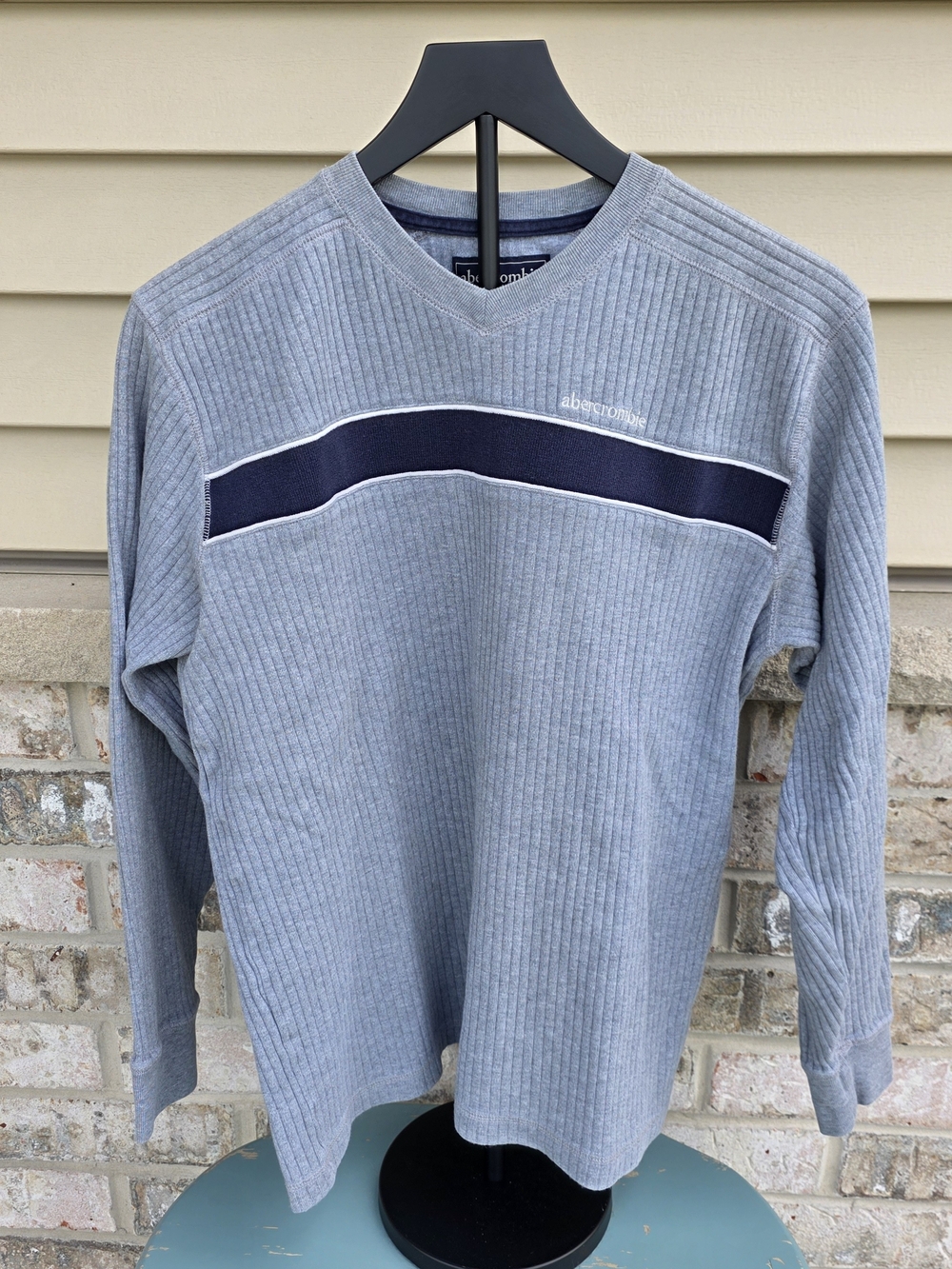 Abercrombie Men's Ribbed V-Neck Sweater in Light Gray with Navy Stripe